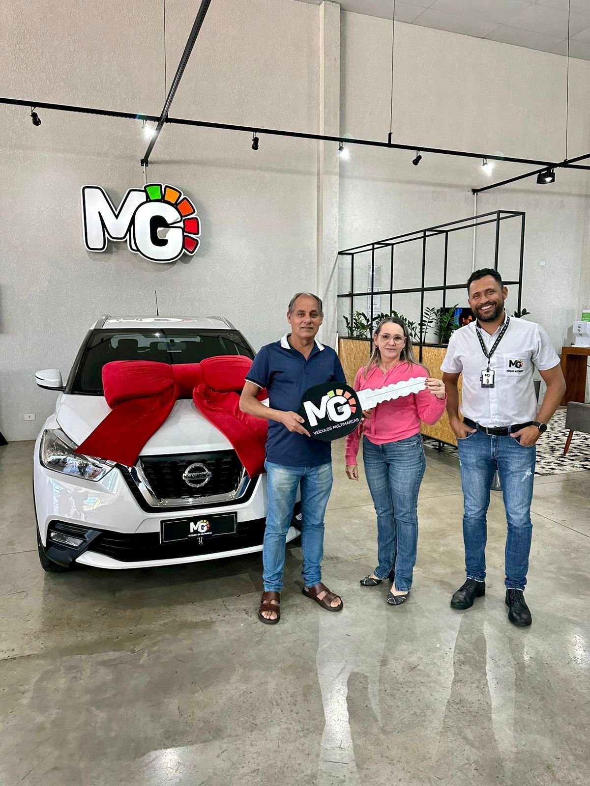 ENTREGAMOS A CHAVE DESTE LINDO NISSAN/KICKS SV CVT PARA NOSSOS CLIENTES ROSELI E LEVI! QUE ESSE LINDO VEÍCULO TRAGA MUITAS ALEGRIAS PARA VOCÊS!
